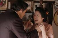 ヘブン（トミー・バストウ）の手を握りしめ、喜びに満ちた表情のトキ（高石あかり）