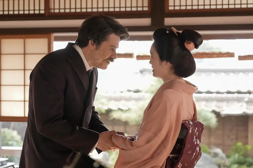 手を取り合ったふたりが生み出すものは…。左から、ヘブン（トミー・バストウ）、妻・トキ（高石あかり）