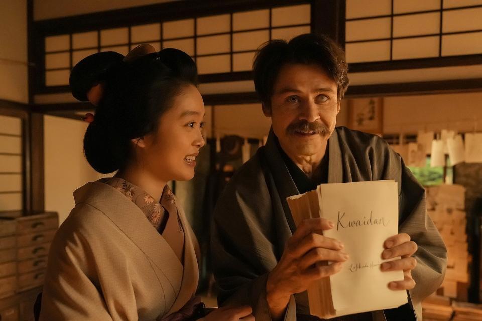 トキ（高石あかり）とふたりで執筆した怪談の原稿を握りしめるヘブン（トミー・バストウ）