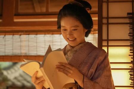 幸せいっぱいの表情で「ＫＷＡＩＤＡＮ」をめくるトキ（高石あかり）