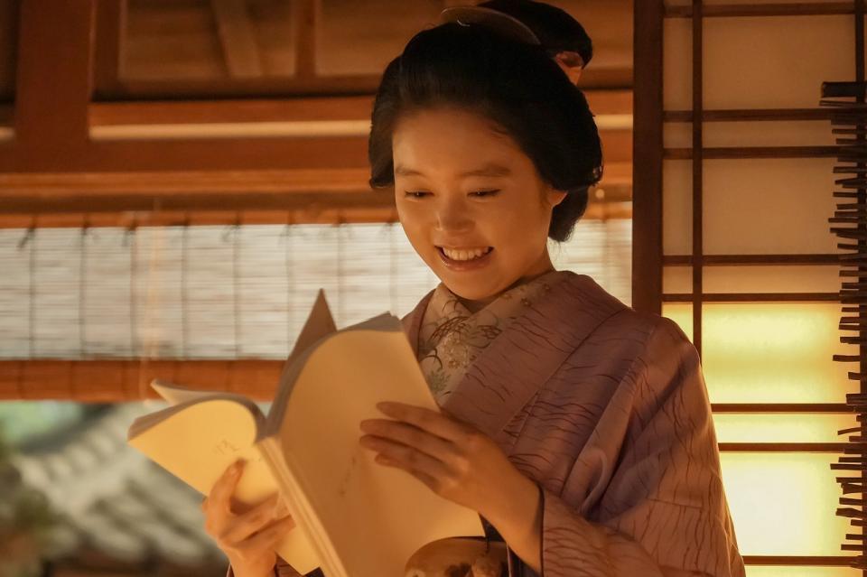 幸せいっぱいの表情で「ＫＷＡＩＤＡＮ」をめくるトキ（高石あかり）