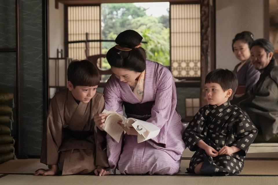 子どもたちに夫婦で書き上げた「ＫＷＡＩＤＡＮ」の本を見せるトキ（高石あかり）