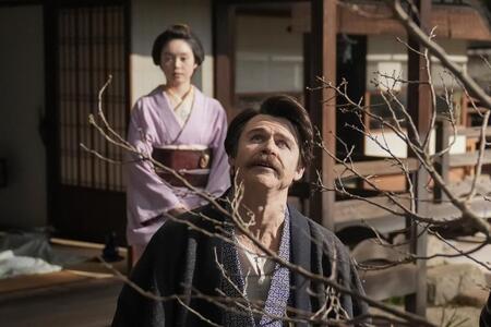 自宅の庭で、ヘブンは季節外れの桜を見つける。左から、トキ（高石あかり）、ヘブン（トミー・バストウ）
