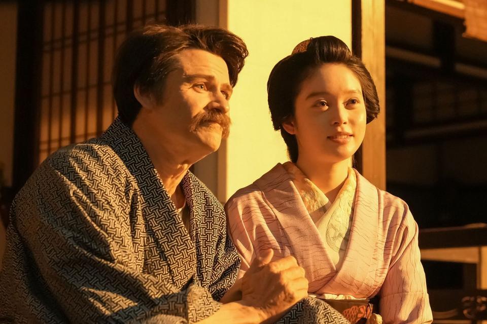 西向きの部屋の縁側から、夕陽を眺め語り合うふたり。左から、ヘブン（トミー・バストウ）、トキ（高石あかり）