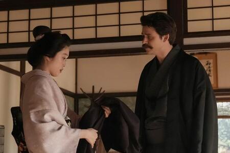 トキ（高石あかり）のことを心配そうに見守る、今は亡きヘブン（トミー・バストウ）