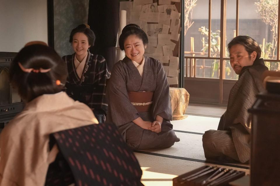 トキを優しくみつめるフミと司之介。左から、女中・クマ（夏目透羽）、フミ（池脇千鶴）、司之介（岡部たかし）