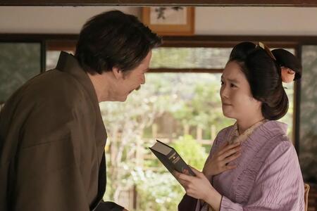 ふたりの本「ＫＷＡＩＤＡＮ」を手に胸いっぱいのトキ（高石あかり）と、ヘブン（トミー・バストウ）