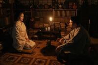 トキ（高石あかり）の語りで怪談の世界に引き込まれるヘブン（トミー・バストウ）