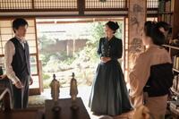 丈（杉田雷麟）は、トキ（高石あかり・右）のもとを訪ねたイライザ（シャーロット・ケイト・フォックス）の通訳をする