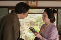 ふたりの本「ＫＷＡＩＤＡＮ」を手に胸いっぱいのトキ（高石あかり）と、ヘブン（トミー・バストウ）