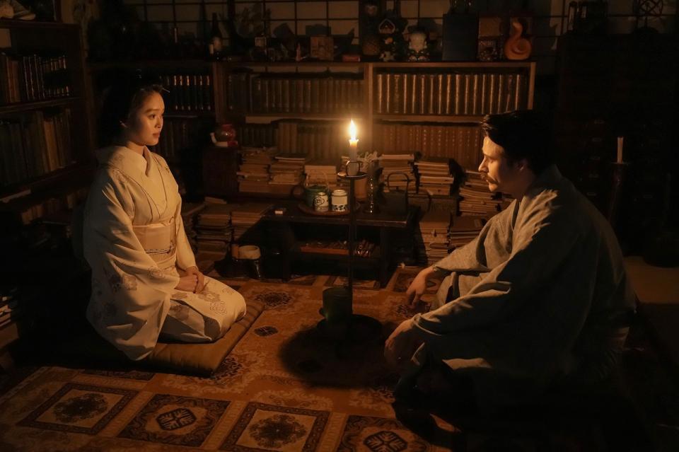 トキ（高石あかり）の語りで怪談の世界に引き込まれるヘブン（トミー・バストウ）