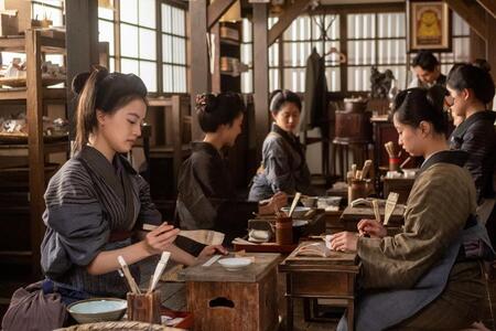 直美（上坂樹里・左）はマッチ工場で働く