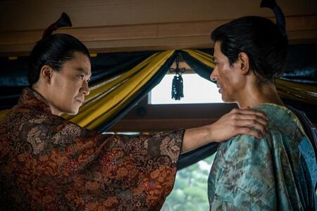 朝倉氏討伐を決意した信長（左）