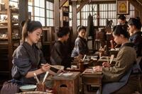 直美（上坂樹里・左）はマッチ工場で働く