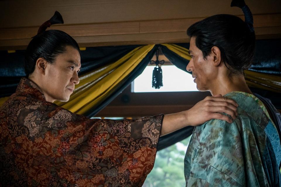 朝倉氏討伐を決意した信長（左）