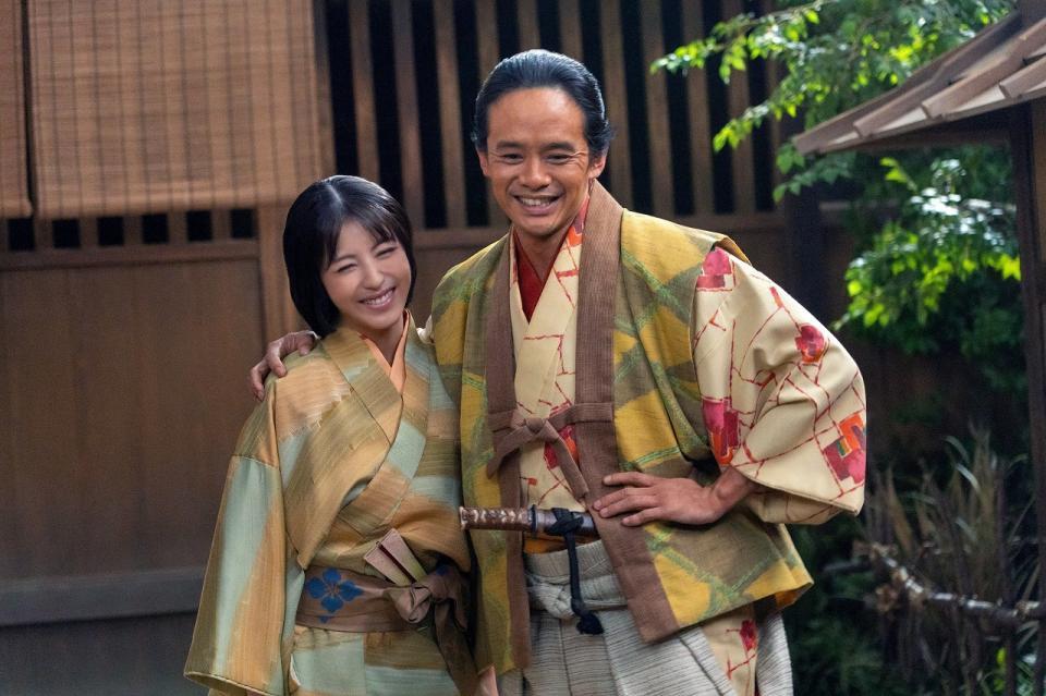 寧々を籐吉郎が抱き寄せ
