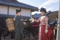 直美（上坂樹里・左）は偶然、捨松（多部未華子）と出会う