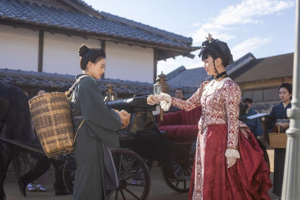 直美（上坂樹里・左）は偶然、捨松（多部未華子）と出会う