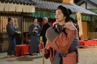 りん（見上愛）は娘を連れて東京の叔父・信勝のもとへ