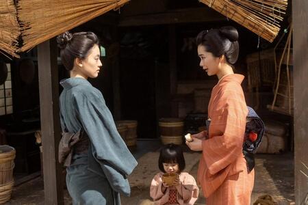 りん（見上愛・右）は娘の環（たまき／宮島るか）を直美（上坂樹里）に預けることに