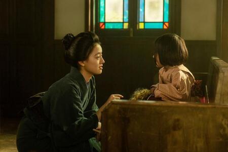 りんの娘・環（たまき／宮島るか）に話しかける直美（上坂樹里）