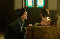 りんの娘・環（たまき／宮島るか）に話しかける直美（上坂樹里）