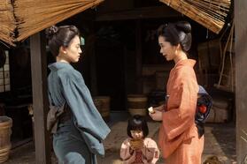 りん（見上愛・右）は娘の環（たまき／宮島るか）を直美（上坂樹里）に預けることに