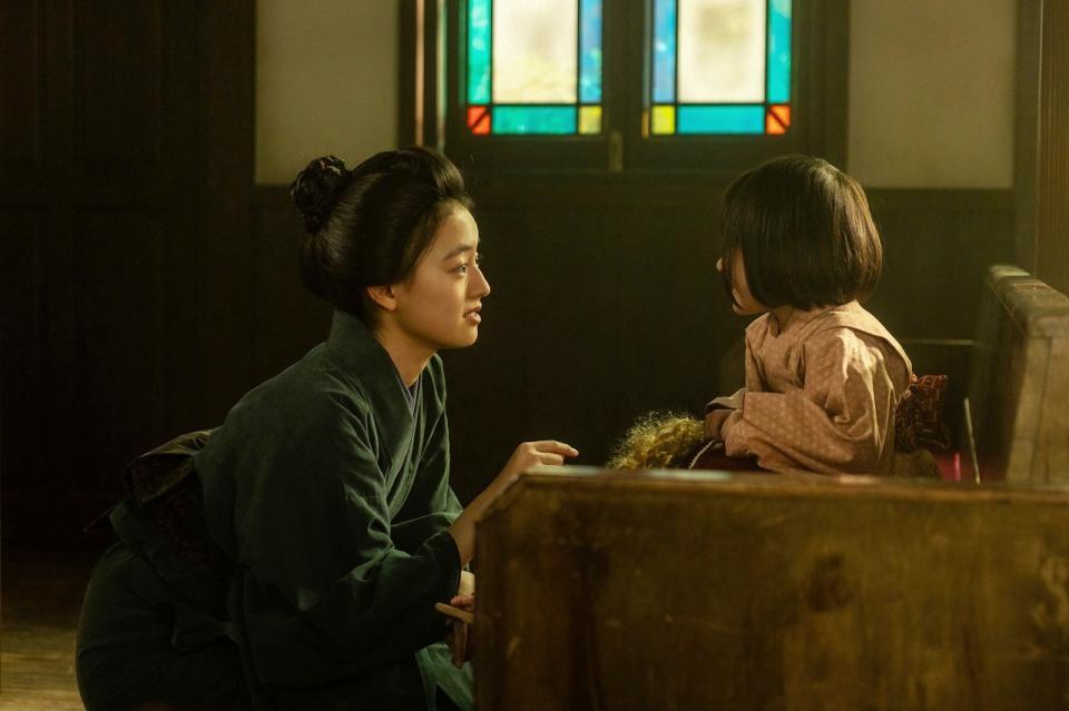 りんの娘・環（たまき／宮島るか）に話しかける直美（上坂樹里）