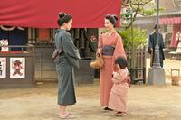 直美（上坂樹里・左）は、上京したりん（見上愛）と娘の環（たまき／宮島るか）に偶然出会う