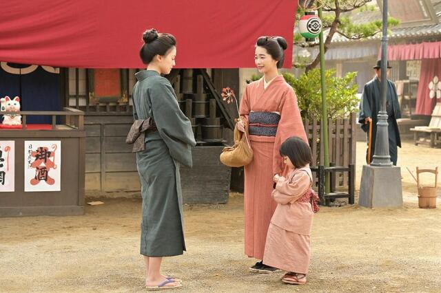直美（上坂樹里・左）は、上京したりん（見上愛）と娘の環（たまき／宮島るか）に偶然出会う
