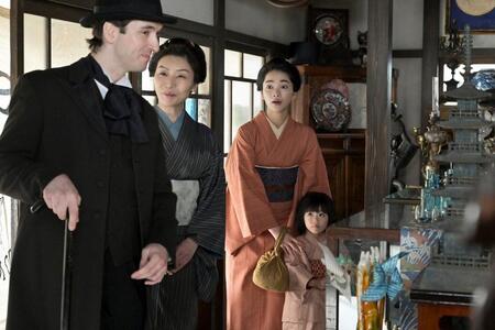 「瑞穂屋」で驚いた表情を見せるりん（見上愛・右）と娘の環（たまき／宮島るか）