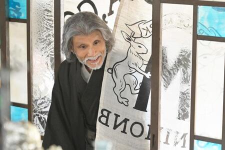 「瑞穂屋」をのぞく勝海舟（片岡鶴太郎）