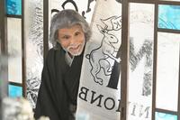 「瑞穂屋」をのぞく勝海舟（片岡鶴太郎）