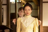 直美（上坂樹里）はメアリー（アニャ・フロリス）のドレスを借りて…