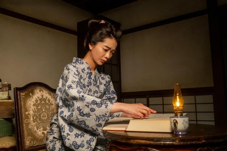 りん（見上愛）は「瑞穂屋」のため、英語の勉強をすることに