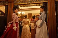 鹿鳴館で捨松（多部未華子・左）と向き合うメイド姿の直美（上坂樹里）