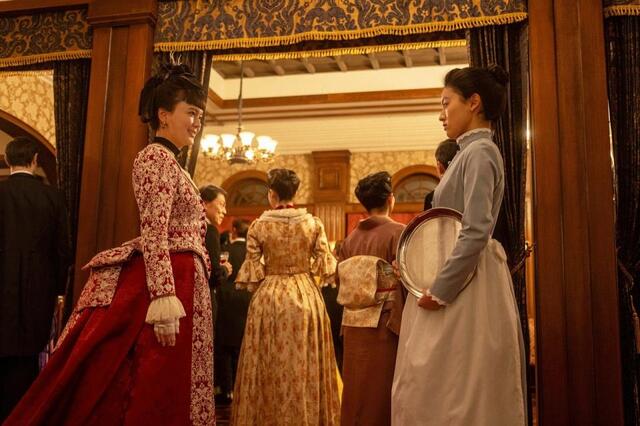 鹿鳴館で捨松（多部未華子・左）と向き合うメイド姿の直美（上坂樹里）