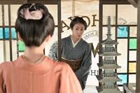 「瑞穂屋」をのぞくりんの母・美津（水野美紀）