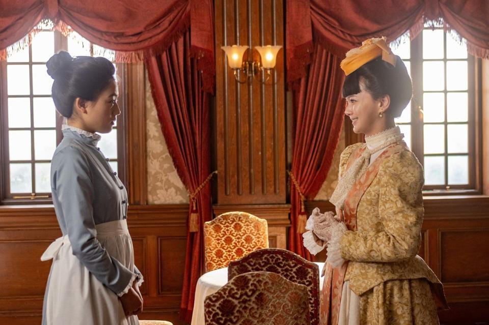 直美（上坂樹里・左）のうそを見抜いた捨松（多部未華子）からの依頼は…