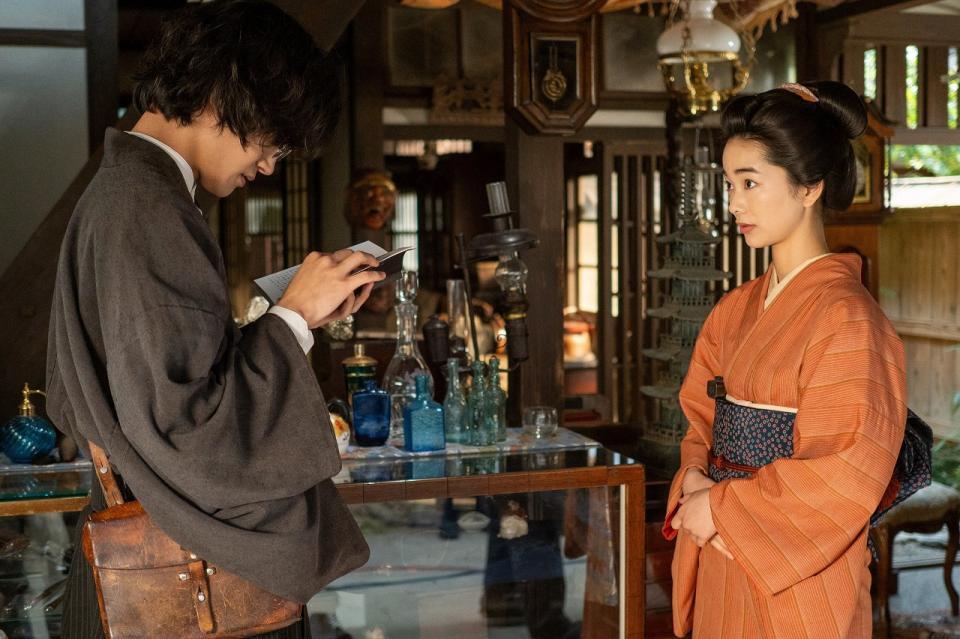 りん（見上愛）は、シマケン（佐野晶哉）に外国人客の対応を助けてもらい…