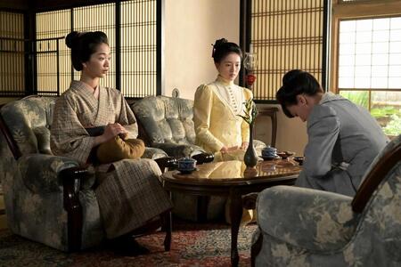 りん（見上愛・左）と直美（上坂樹里・中央）を呼び出した捨松（多部未華子）が、ふたりに頭を下げて…