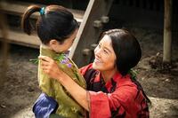 人質を迫る籐吉郎、ともは我が子の肩に手をかけ