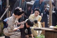 体調を崩した男の子にとっさに駆け寄る、りん（見上愛・左）と直美（上坂樹里）