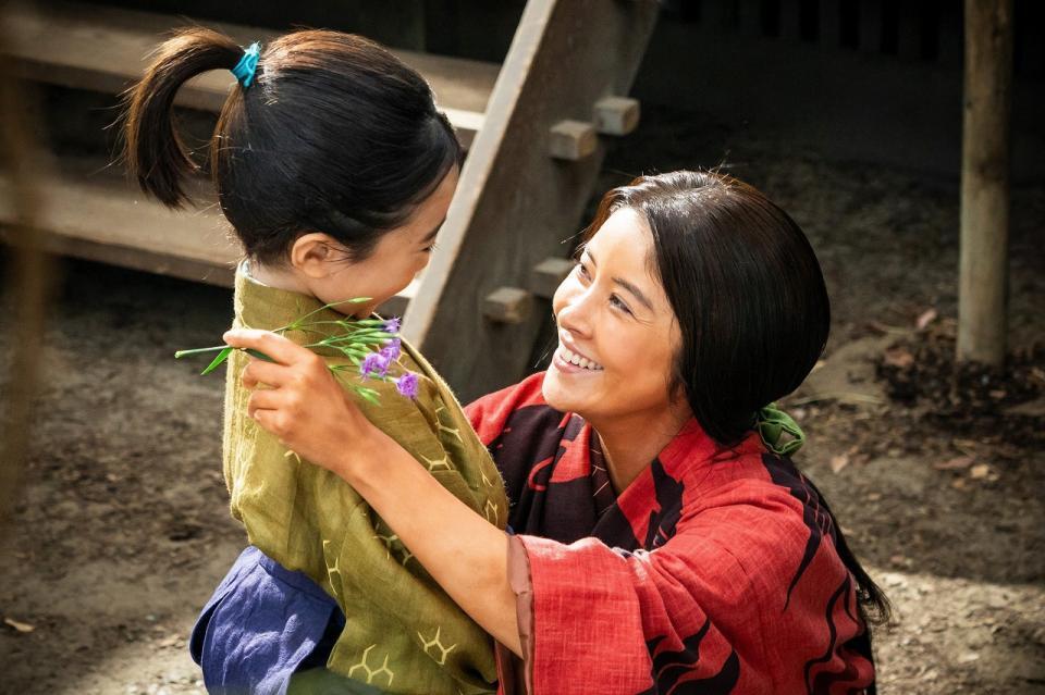 人質を迫る籐吉郎、ともは我が子の肩に手をかけ