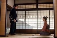 娘奪還のため、奥田家へ乗り込んだりん。左から、夫の亀吉（三浦貴大）、りん（見上愛）