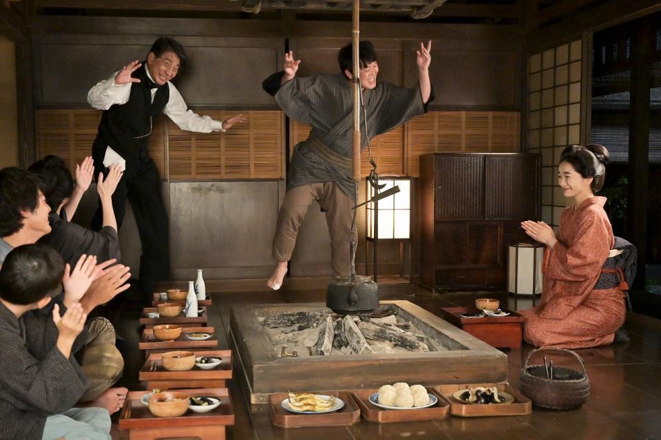 虎太郎一家たちと、今宵は宴！左から、中村（小林隆）、虎太郎の父（つぶやきシロー）、りん（見上愛）