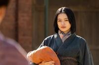 そこには、髪を切った直美（上坂樹里）が…