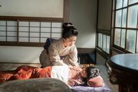 高熱を出した娘・環（たまき／宮島るか）を見守りながら、りん（見上愛）はもどかしさを覚えて…