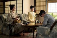 捨松（多部未華子・右）は、りん（見上愛・左）と直美（上坂樹里）を呼び出しトレインドナースにならないかと誘う