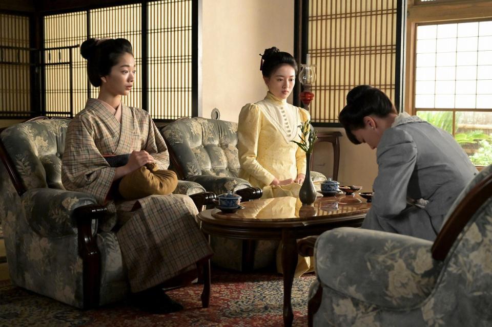 捨松（多部未華子・右）は、りん（見上愛・左）と直美（上坂樹里）を呼び出しトレインドナースにならないかと誘う